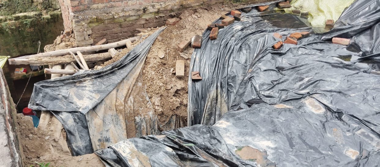 House roof collapses in Mauhari; family has a narrow escape.