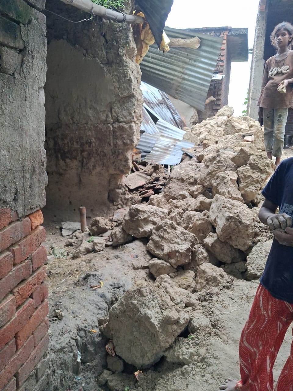 मालव गांव में बारिश में गिरा कच्चा मकान।संवाद
