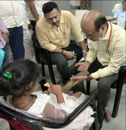 मनियर क्षेत्र के रानीपुर निवासिनी रागिनी का जिला अस्पताल के सीएमएस कक्ष में जांच करते चिकित्सक।