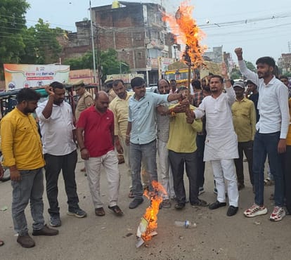 मुसाफिरखाना तहसील गेट पर स्वरा भाष्कर का पुतला फूंक कर प्रदर्शन करते प्रदर्शनकारी। स्रोत: स्थान