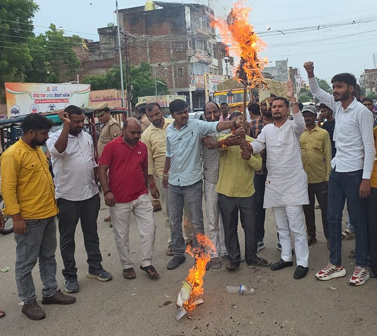 People angered by Swara Bhasker's remarks burned her effigy.