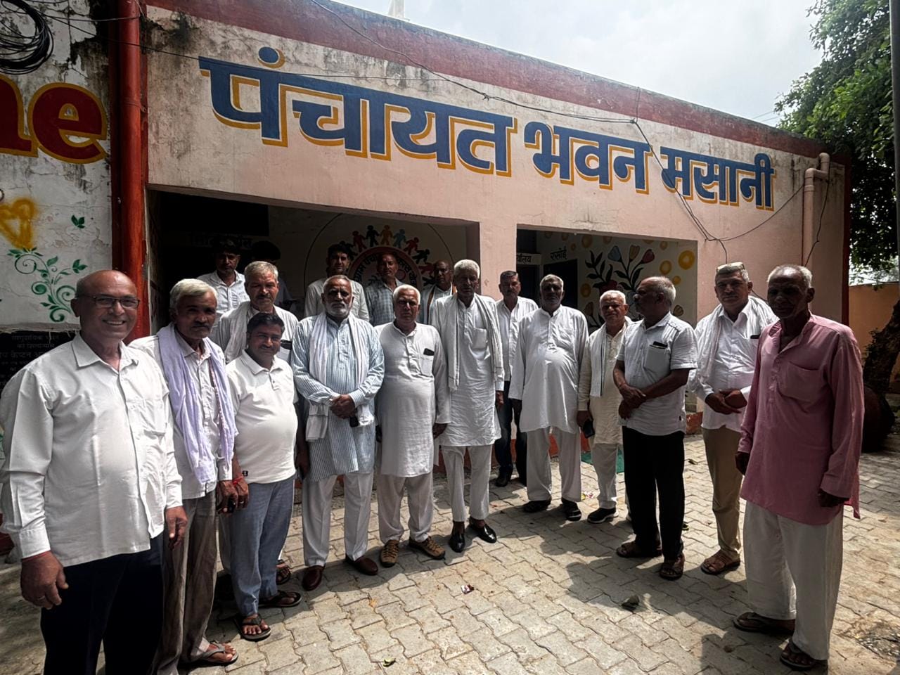 मसानी पंचायतभवन में आयोजित बैठक में भाग लेते संगठनों से जुड़े पदाधिकारी व लोग। स्त्रोत: ग्रामी