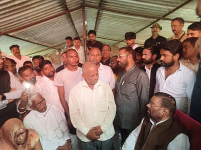 मृतक राम लगन मौर्य के परिजनों से मिलते पूर्व कैबिनेटमंत्री स्वामी प्रसाद मौर्य
