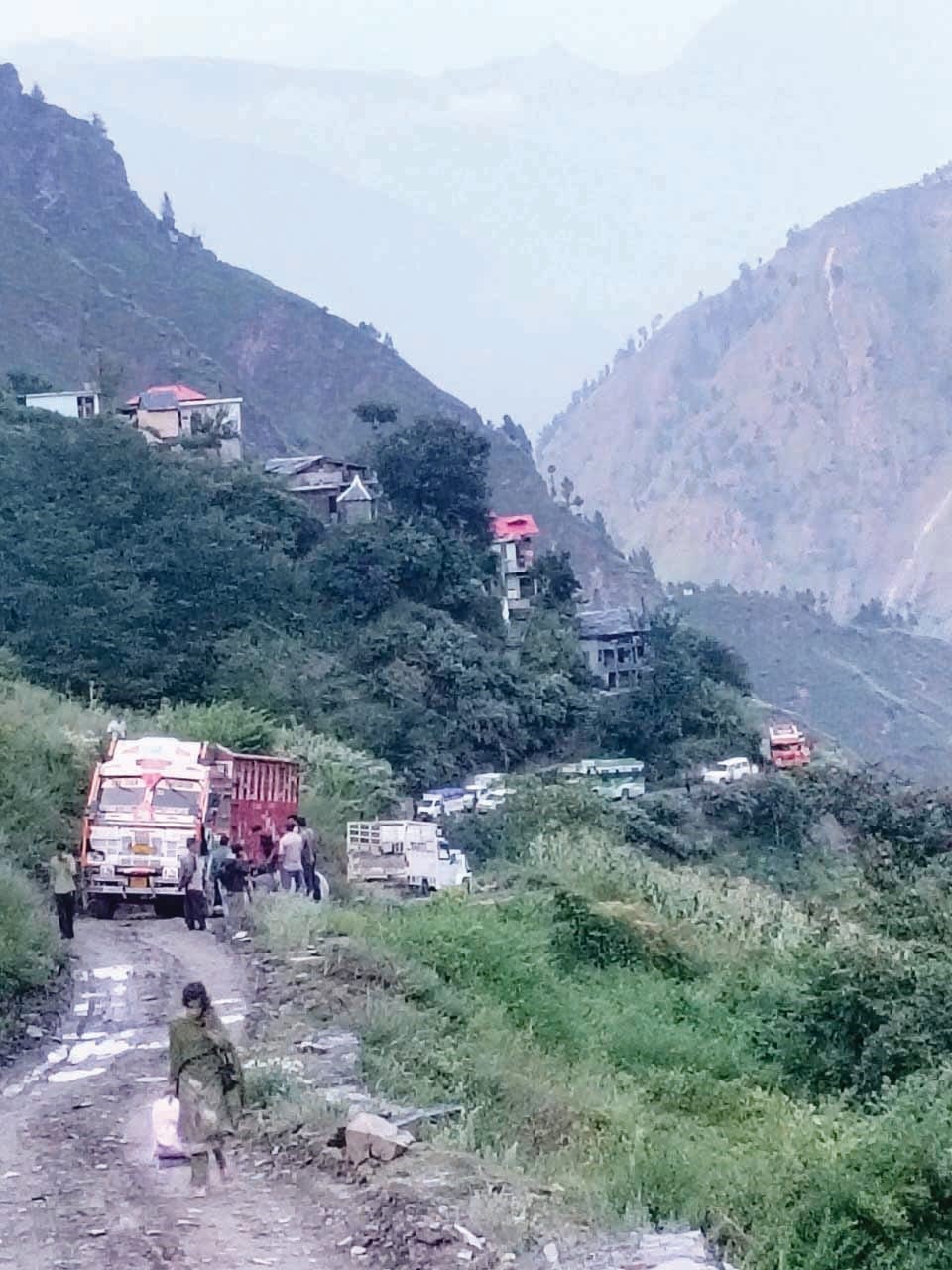 Truck gets stuck in marshy ground while dumping soil; traffic brought to a standstill for five hours.