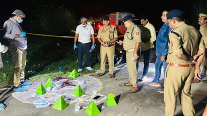 मुठभेड़ में घायल बदमाश को ले जाते पुलिसकर्मी व मौके पर जांच करते अधिकारी।