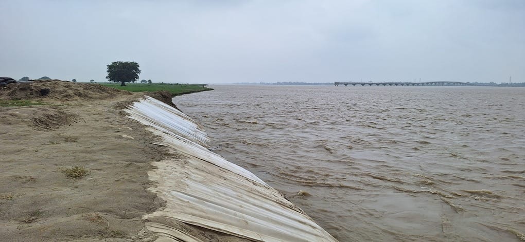मधुबन के दुबारी देवारा में बढ़ा सरयू नदी का जलस्तर।संवाद