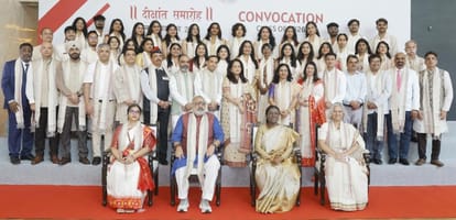 निफ्ट के संयुक्त दीक्षांत समारोह में सम्मानित हुए रायबरेली शाखा के विद्यार्थियों के साथ अन्य श