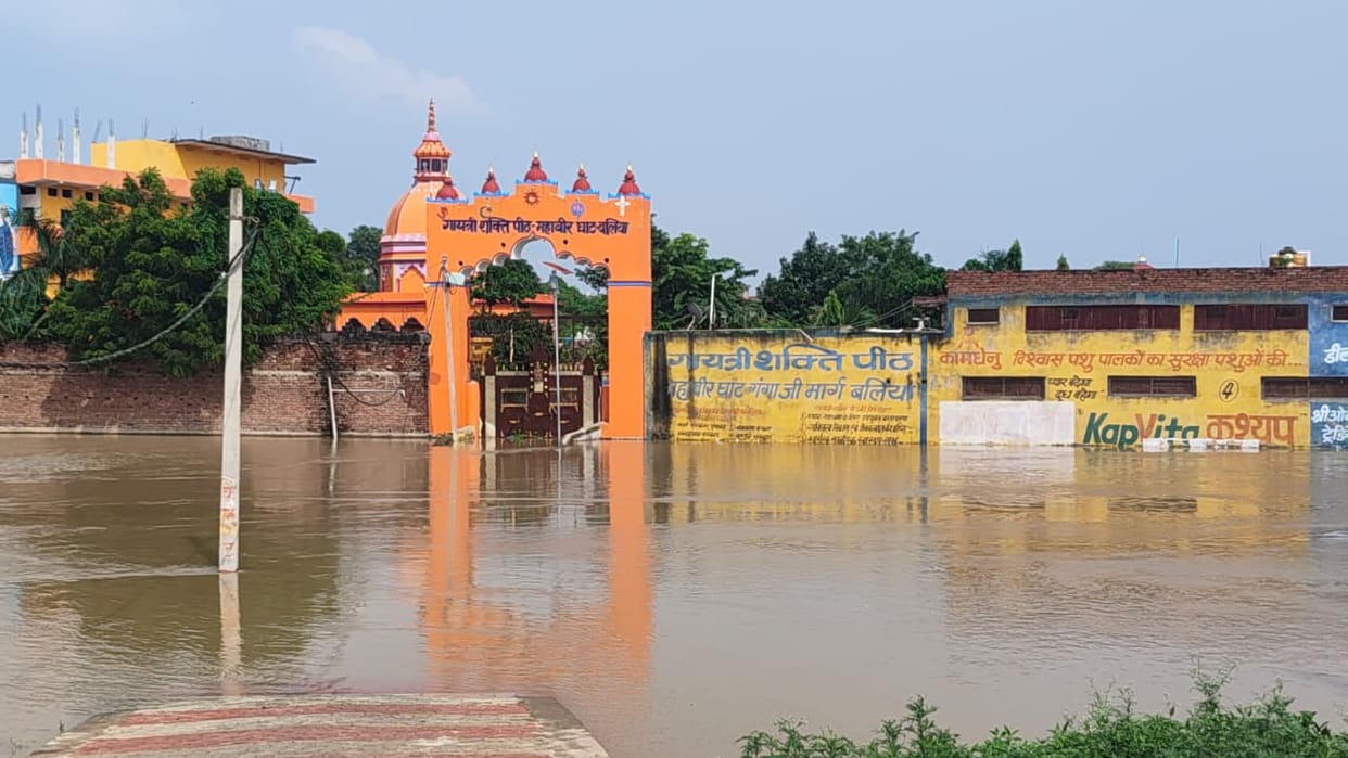 Ganga water level rises; 10 villages cut off, homes surrounded by water.