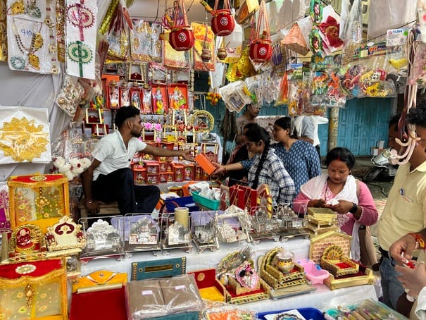 नगर के सहादतपुरा बाजार में सजी दुकान से श्री कृष्ण जन्माष्टमी पर्व के लिए मूर्ति और सजावट के सा