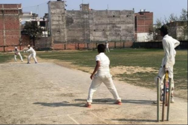 नगर के सहादतपुरा स्थित मैदान पर आयोजित मैच में खेलते खिलाड़ी। संवाद