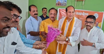 नगर में आयोजित कार्यक्रम में प्रदेश उपाध्यक्ष सुरेश राणाा का स्वागत करते नगर विधायक राजीव गुंबर