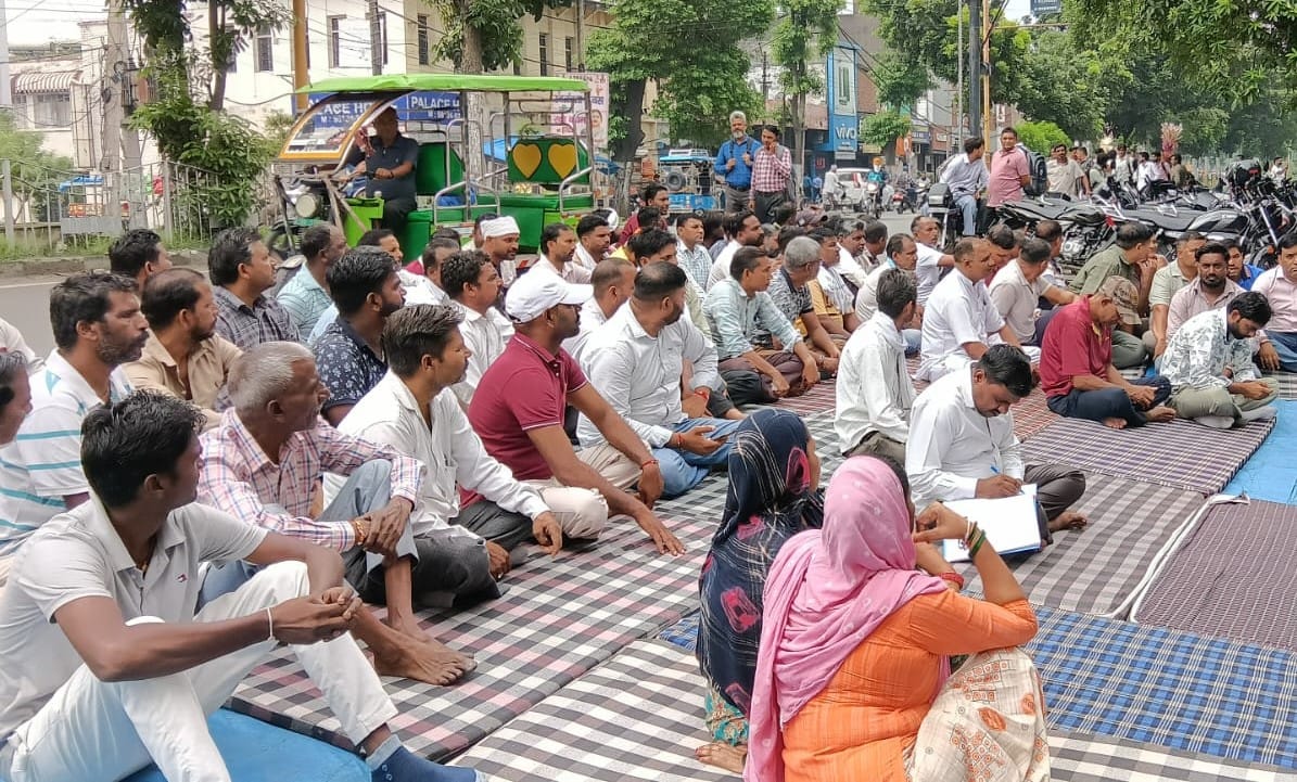 Sanitation workers lock municipal office; to perform tonsure ceremony today