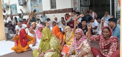 नगर परिषद कार्यालय में अपनी मांगों को लेकर धरने पर बैठकर नारेबाजी करते सफाई कर्मचारी।