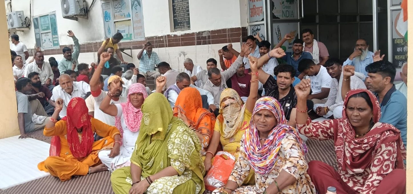 नगर परिषद कार्यालय में अपनी मांगों को लेकर धरने पर बैठकर नारेबाजी करते सफाई कर्मचारी।
