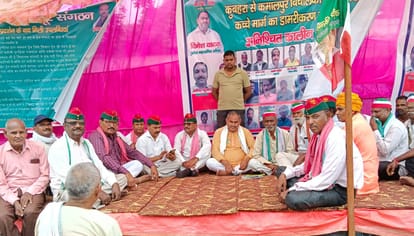नगराम में धरना देते किसान और पूर्व सैनिक।