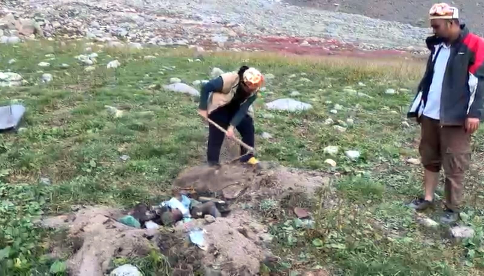नीलकंठ तीर्थ स्थल के रास्ते में अलियास के पास खाली बोतलों के ढेर, जिन्हें श्रद्धालुओं ने मिट्टी