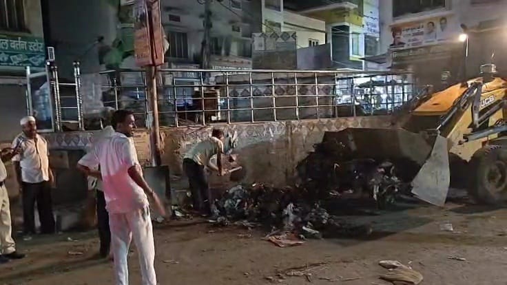 Throwing garbage in front of statues is not tolerated: Vishal
