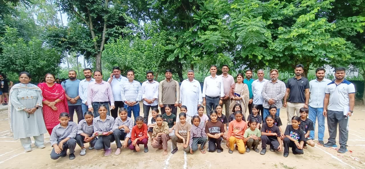 नारायणगढ़ के जीपीएस छोटी कोहड़ी में आयोजित प्रतियोगिता के समापन पर मौजूद गणमान्य  व विजेता खि