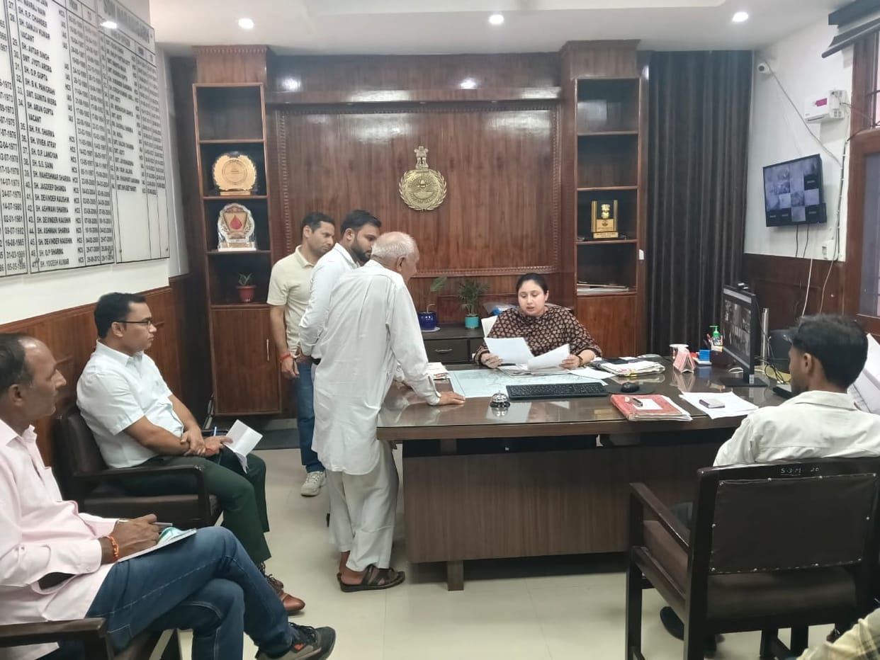 Complainants with issues related to sewage/dirty water, BPL cards, and pensions arrived at the grievance redressal camp.