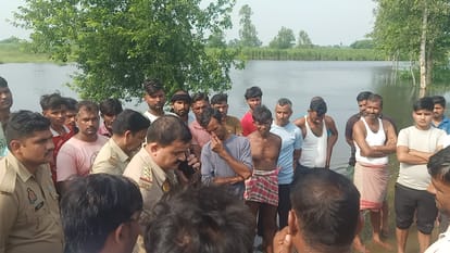 नदी किनारे मौज़ूद पुलिस व ग्रामीण। स्रोत ग्रामीण