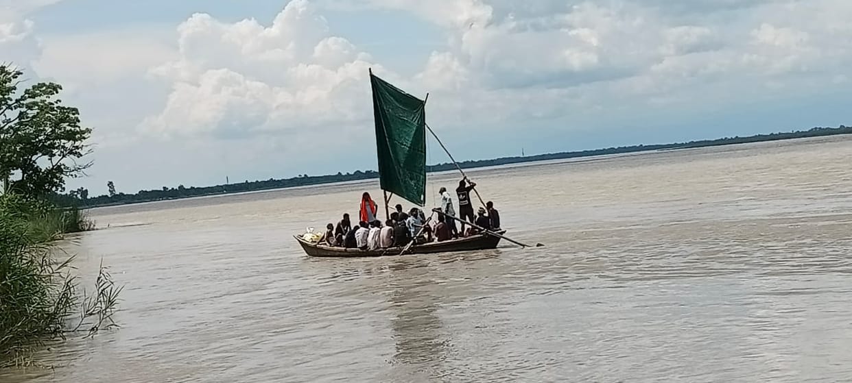 Surrounded by water, life in the midst... villagers across the Sharda are worried.