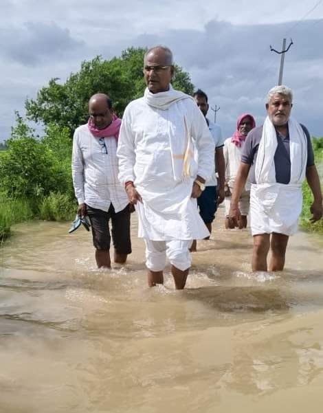 The embankment of the Gadai River broke, hundreds of acres of crops were submerged.