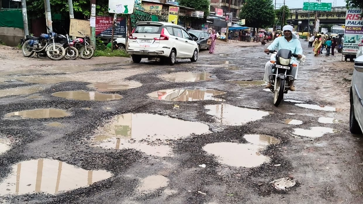 Potholes on a five-kilometer stretch of the Jalaun road put motorists to the test.