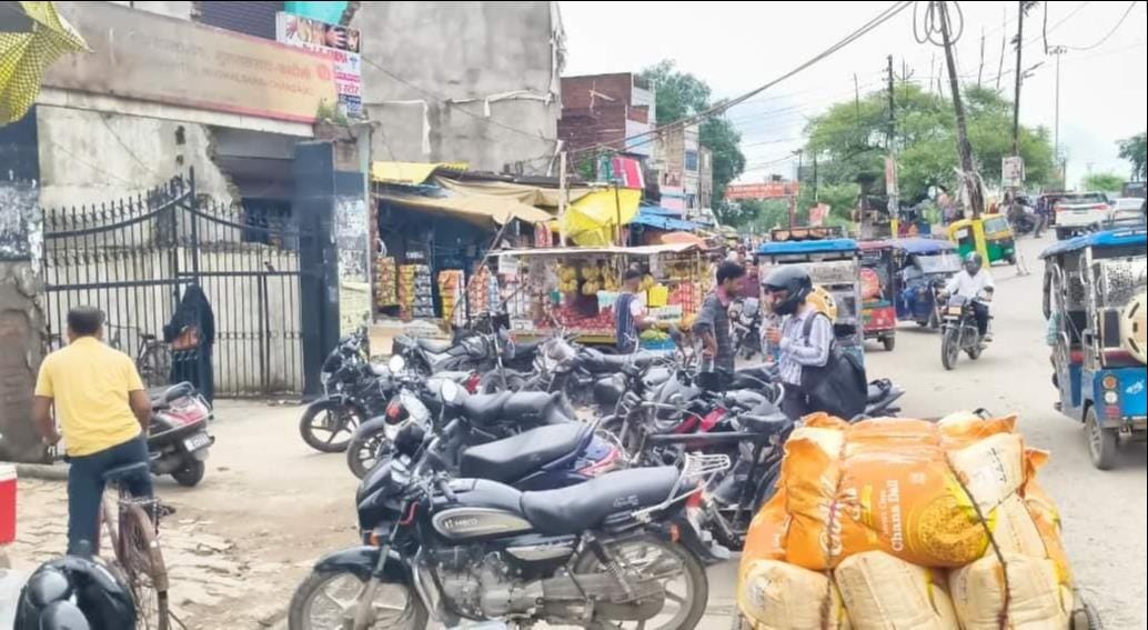 पीडीडीयू नगर स्थित पीपी सेंटर के गेट पर खड़े वाहन। संवाद