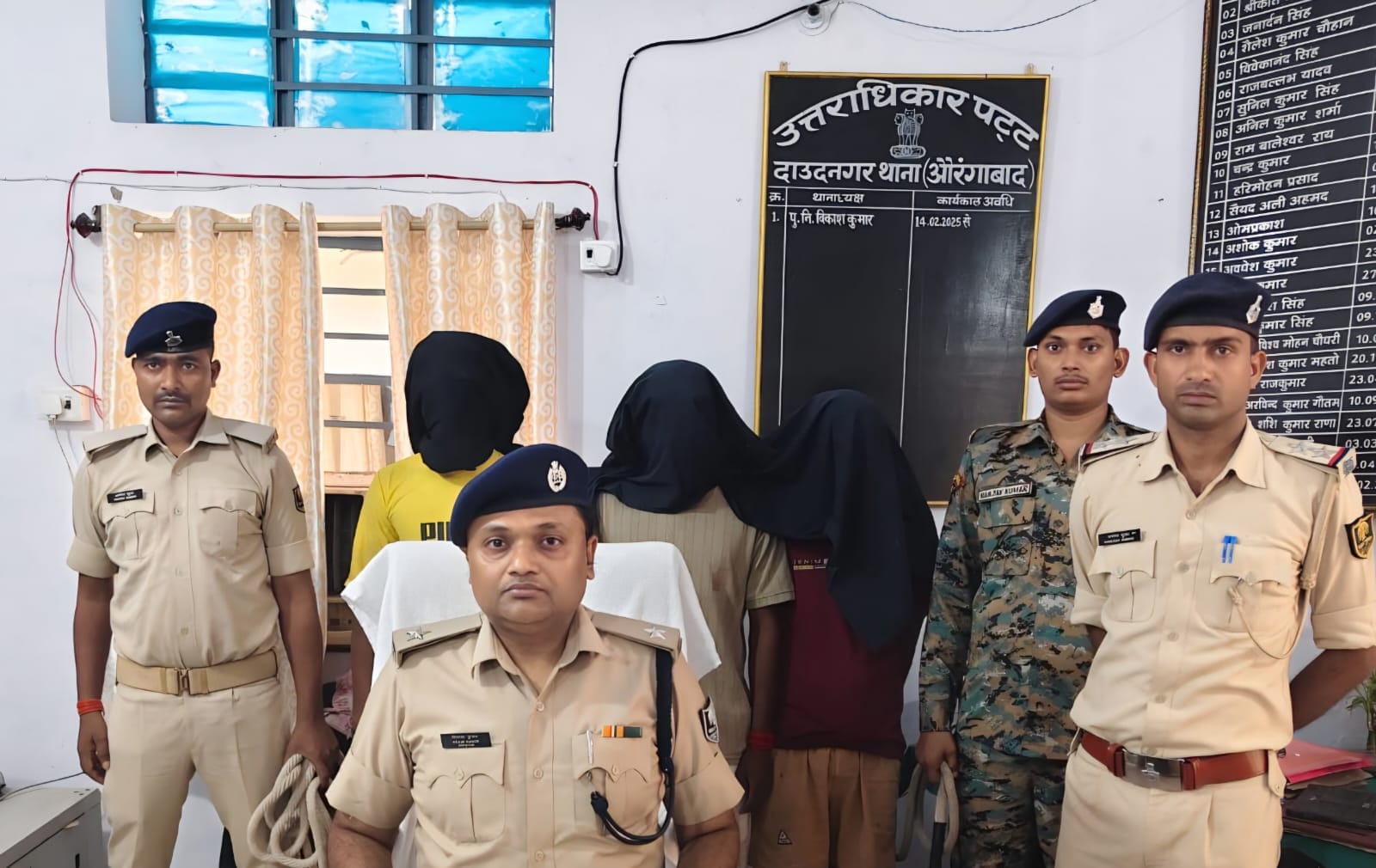 पुलिस के गिरफ्त में गिरोह के सदस्य।