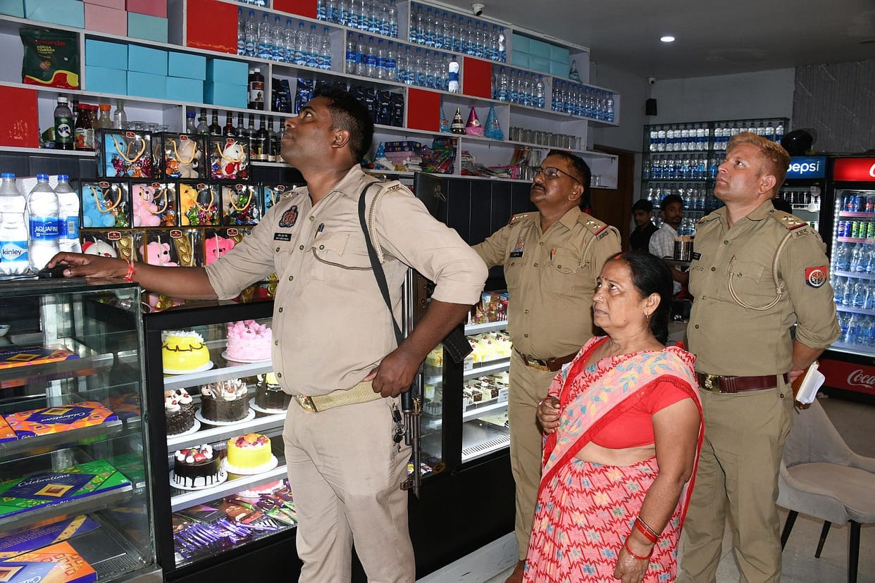 A young man who arrived on foot between three police outposts snatched a womans chain.