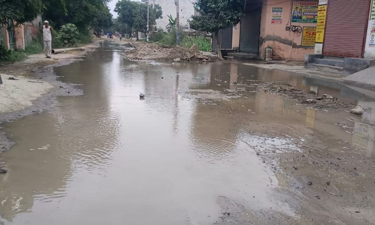 Waterlogging and inconvenience in Garhi Kesari village due to a broken pipeline.