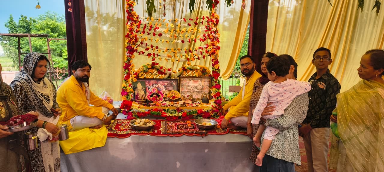 प्राचीन श्री माँ भवानी मंदिर में पूजा करते श्रद्धालु। विज्ञप्ति