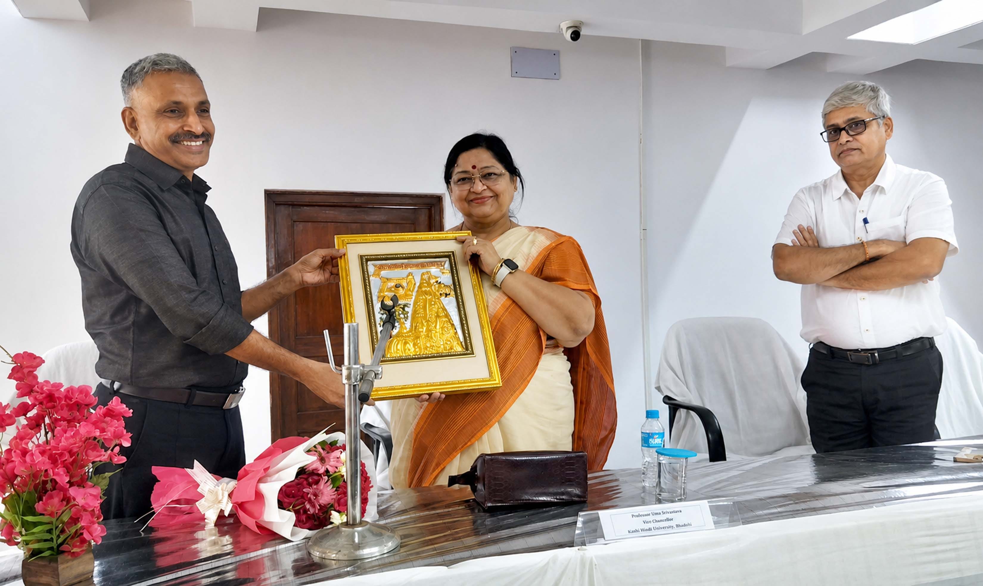 परिचय कार्यक्रम में कुलपति को स्मृति चिन्ह प्रदान करते आईआईसीटी निदेशक। स्रोत-संवाद