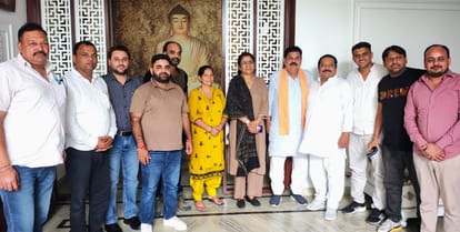 पूर्व विधायक निर्मल चौधरी से मिलते नपाध्यक्ष अरुण त्यागी, उपाध्यक्ष नरेश वर्मा व पार्षद।