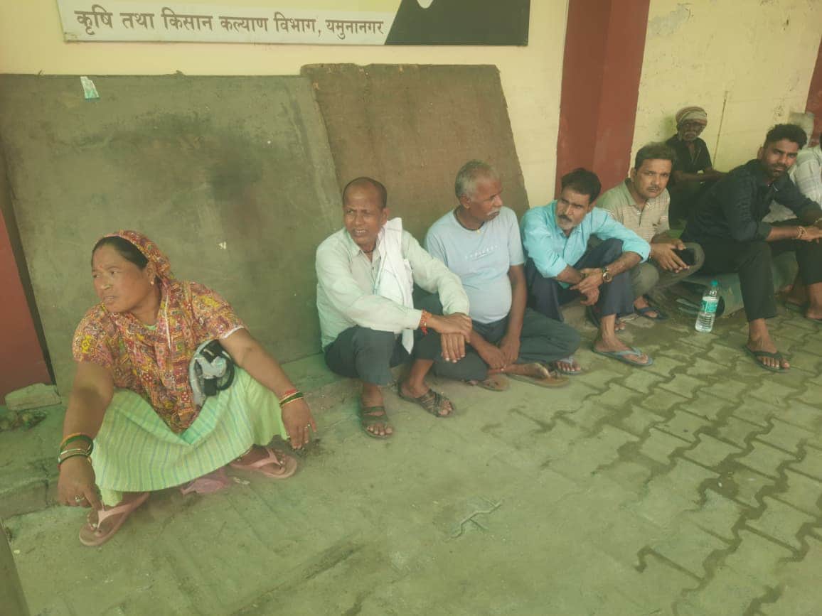 पोस्टमार्टम हाउस के बाहर मौजूद मृतक बजरंगी के परिजन। संवाद