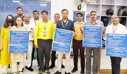 पोस्टर अभियान चलाकर विरोध प्रदर्शन करते बैंक कर्मी।