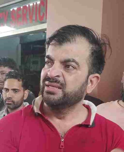 पत्रकारों से बातचीत करता प्रवीण का भाई चरणजीत।