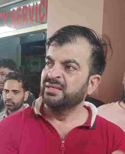 पत्रकारों से बातचीत करता प्रवीण का भाई चरणजीत।