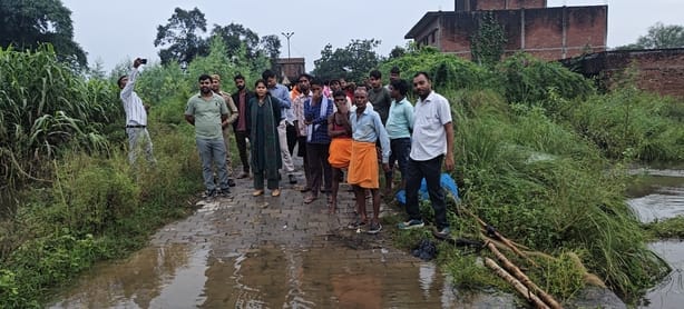 Behta Nala overflows Tehsildar conducts inspection.
