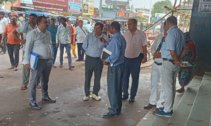 रेलवे स्टेशन पर निरीक्षण करती दिल्ली से आई टीम। 