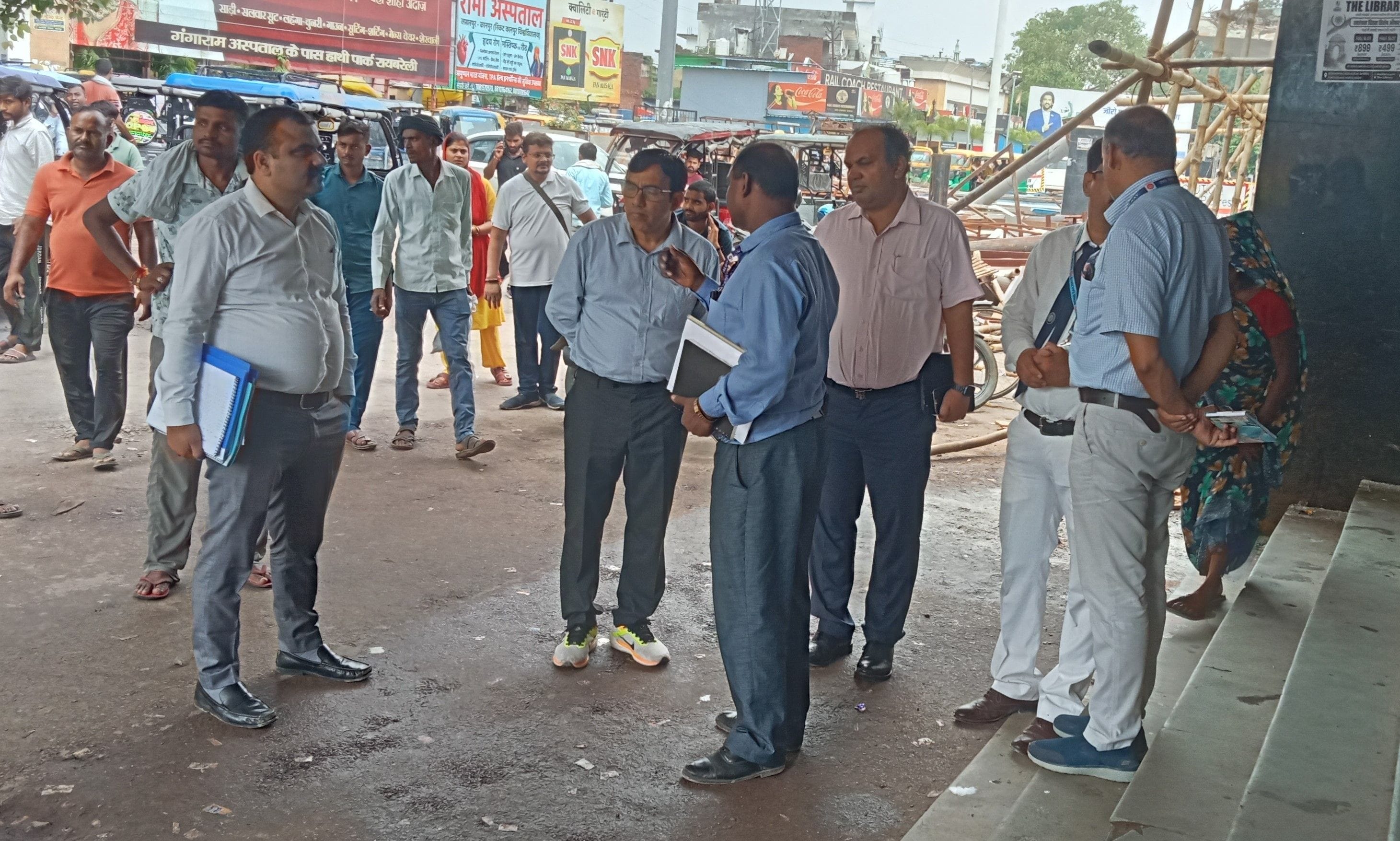 रेलवे स्टेशन पर निरीक्षण करती दिल्ली से आई टीम। 