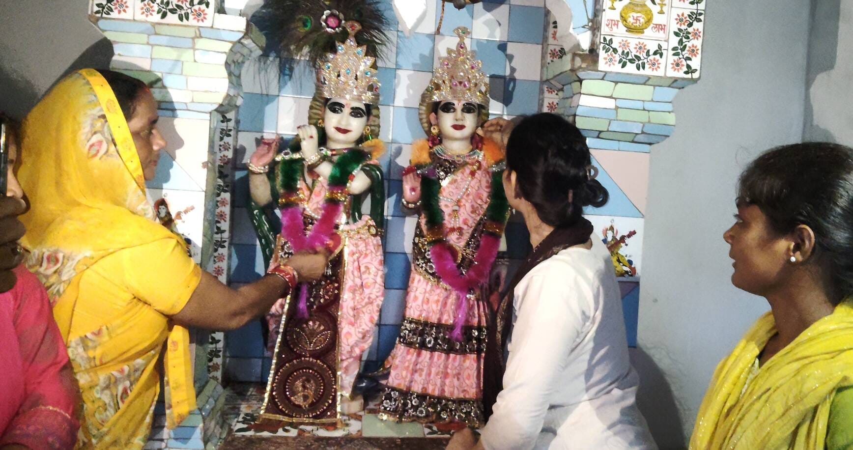 राधा कृष्ण मंदिर अंबारी में श्रंगार करती महिला और युवती। संवाद