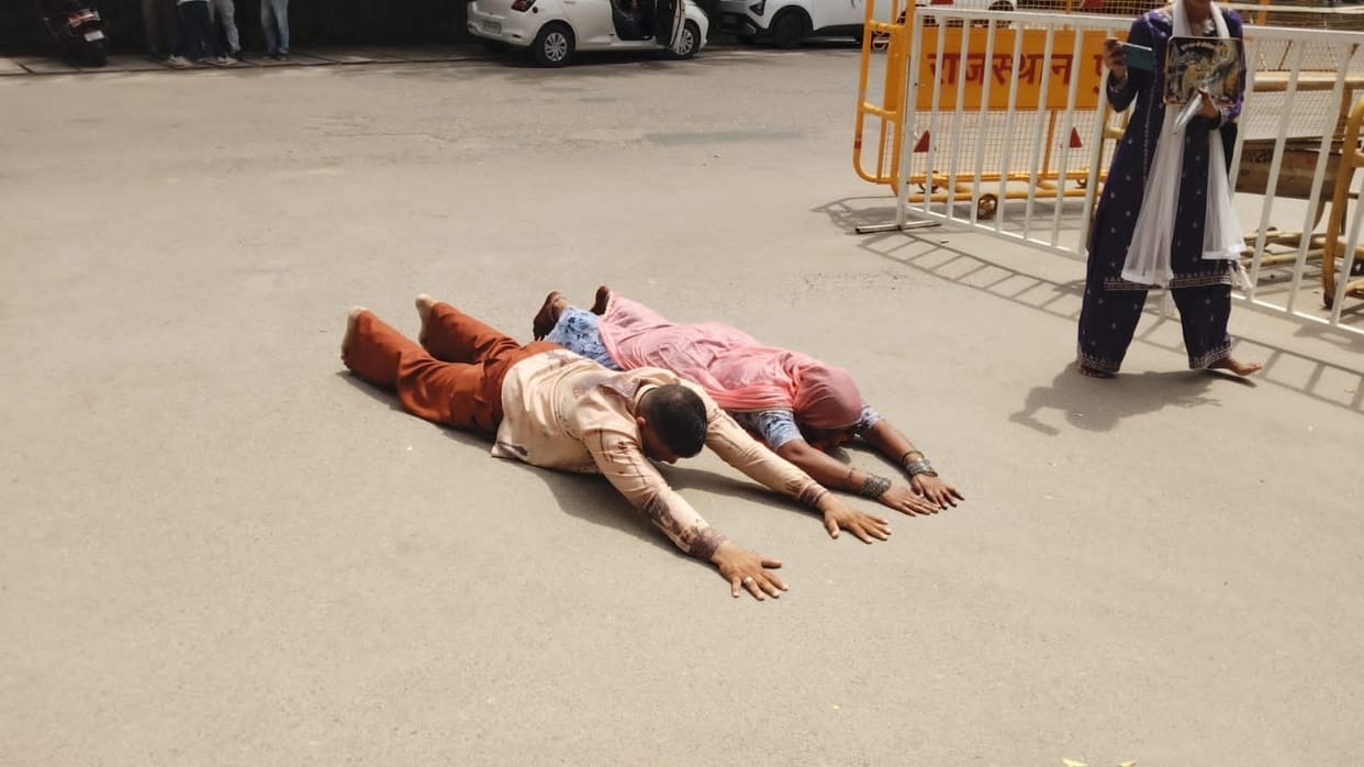 Jodhpur: Independent Candidate Seeks Symbol With Husband Prostrating; Triangular Contest in 23 Wards