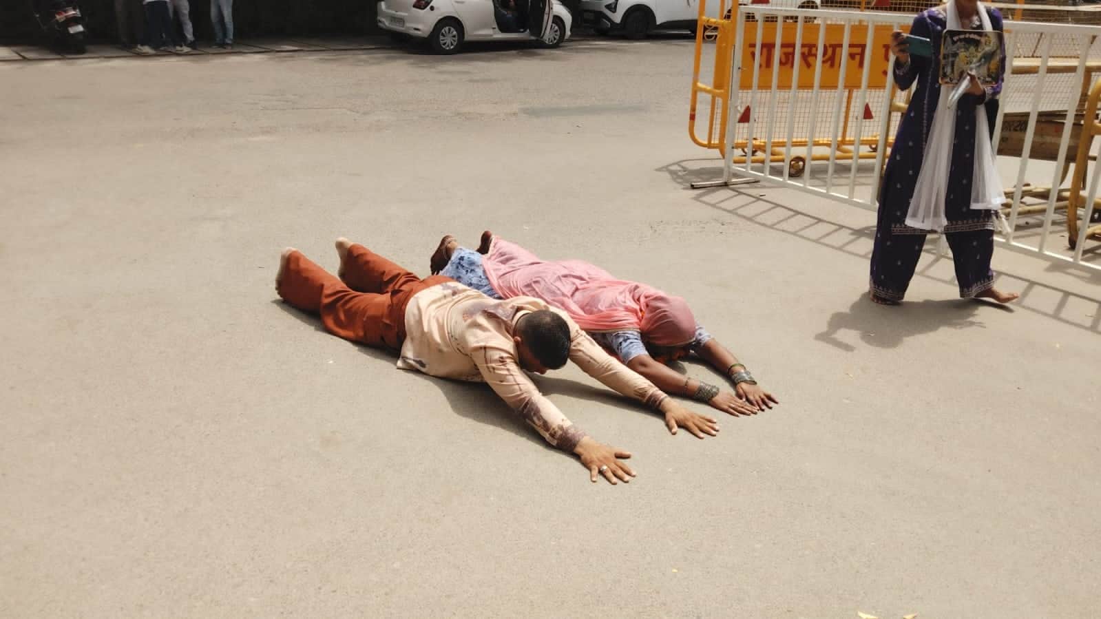 सिंबल लेने दंडवत करते पहुंचे पति-पत्नी