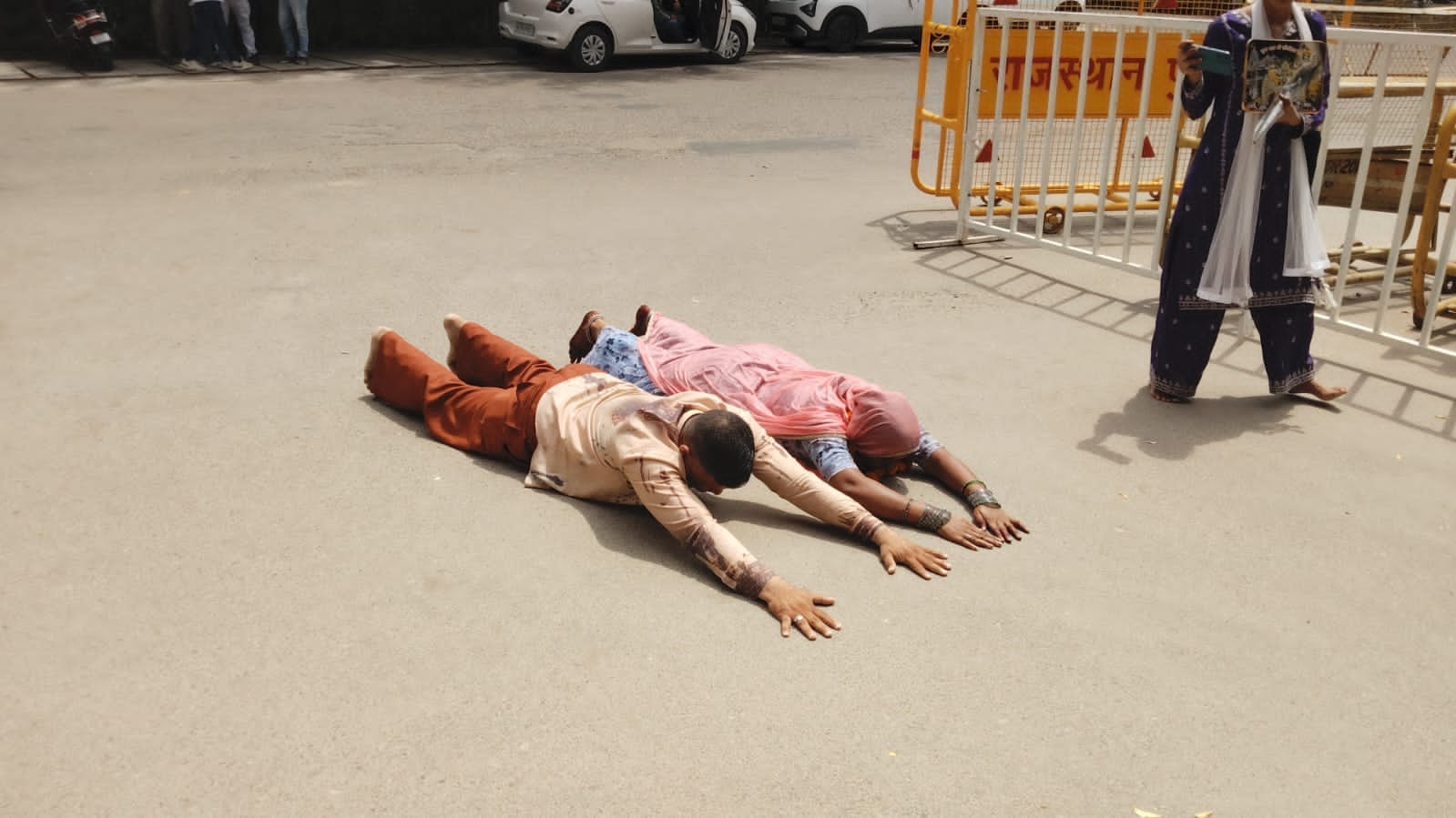 सिंबल लेने दंडवत करते पहुंचे पति-पत्नी