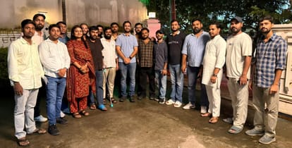 सीजेपी नेता आशुतोष रांका से मिलकर अपनी समस्याएं बताते लविवि के छात्र नेता।
