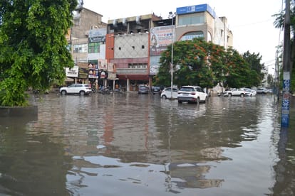 सेक्टर 13 की कालड़ा माकेंट में भरा बारिश का पानी। संवाद