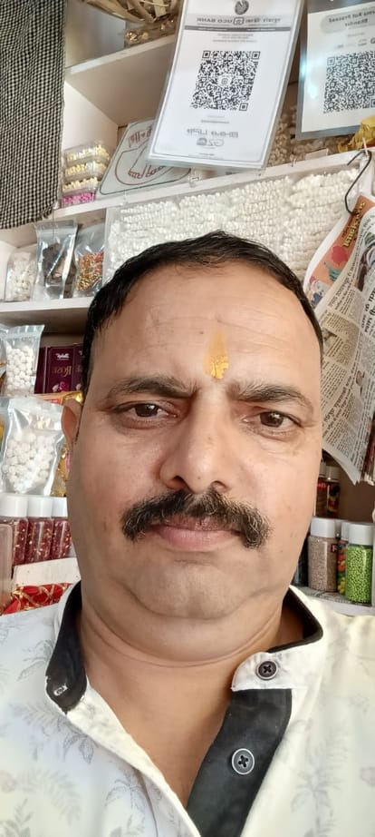सुनील शर्मा स्थानीय रोट प्रसाद विक्रेता।