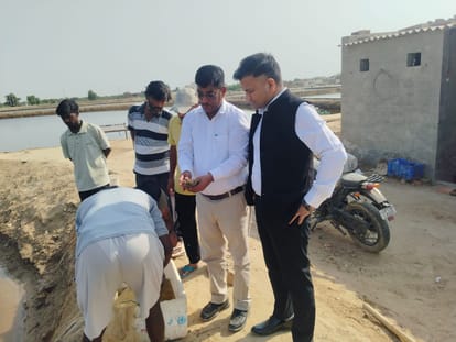 सिरसा पहुंची बिहार के मत्स्य पालन विभाग की टीम झींगा पालन की जानकारी लेते हुए। 