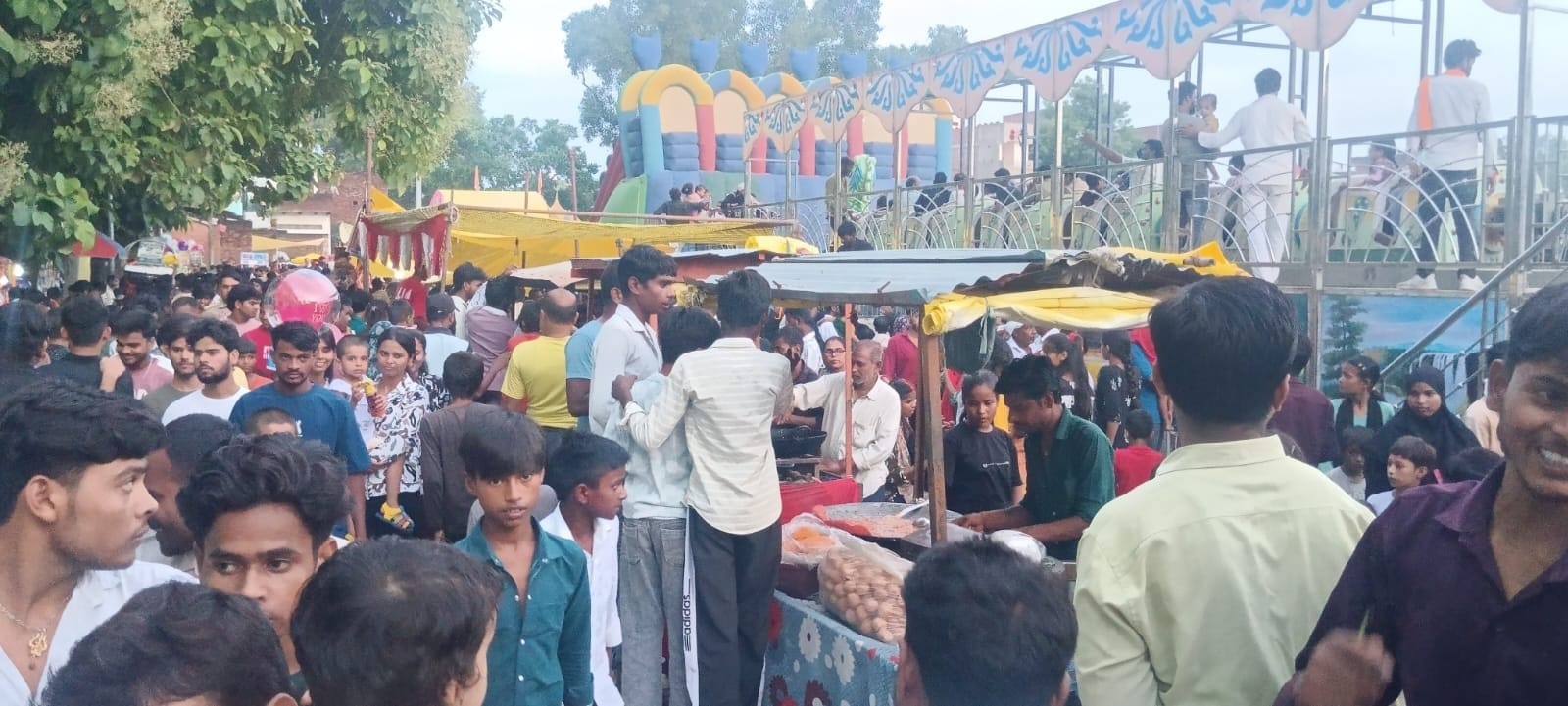 सुरियावां नगर के बेहफईया मेला में जुटी भीड़। संवाद